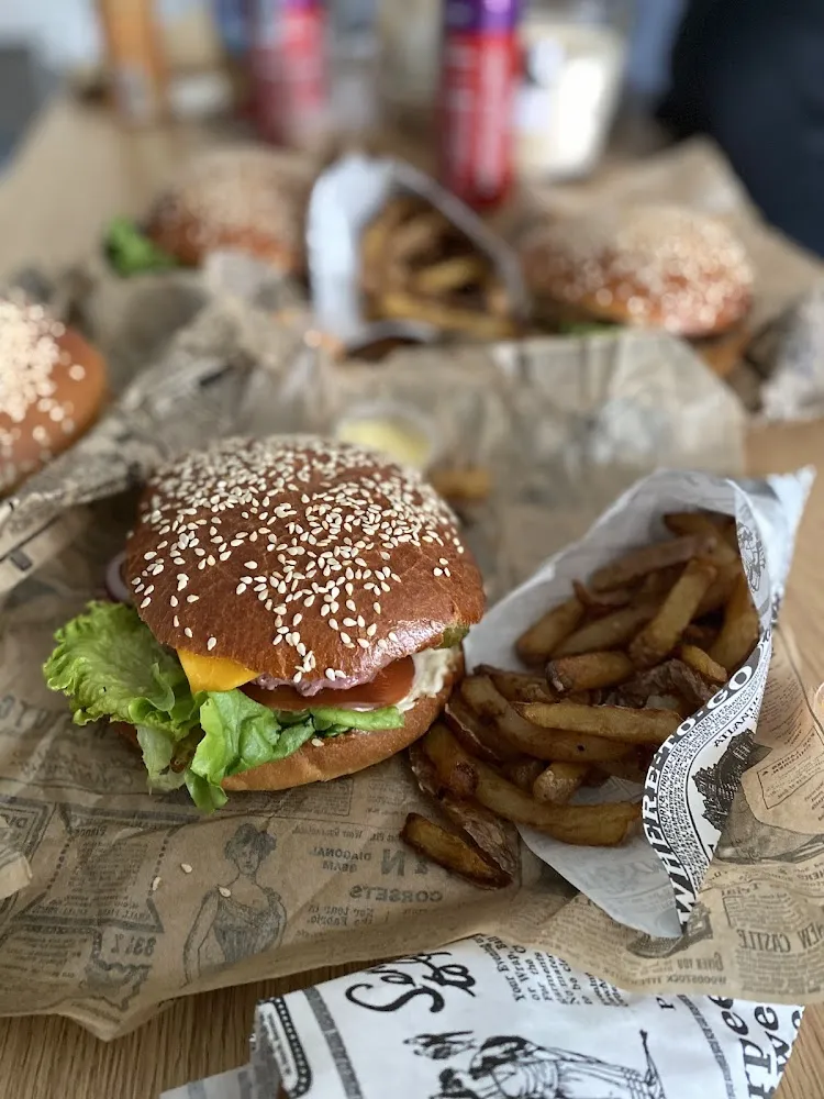 Cheeseburger Avec Ses Frites Maison